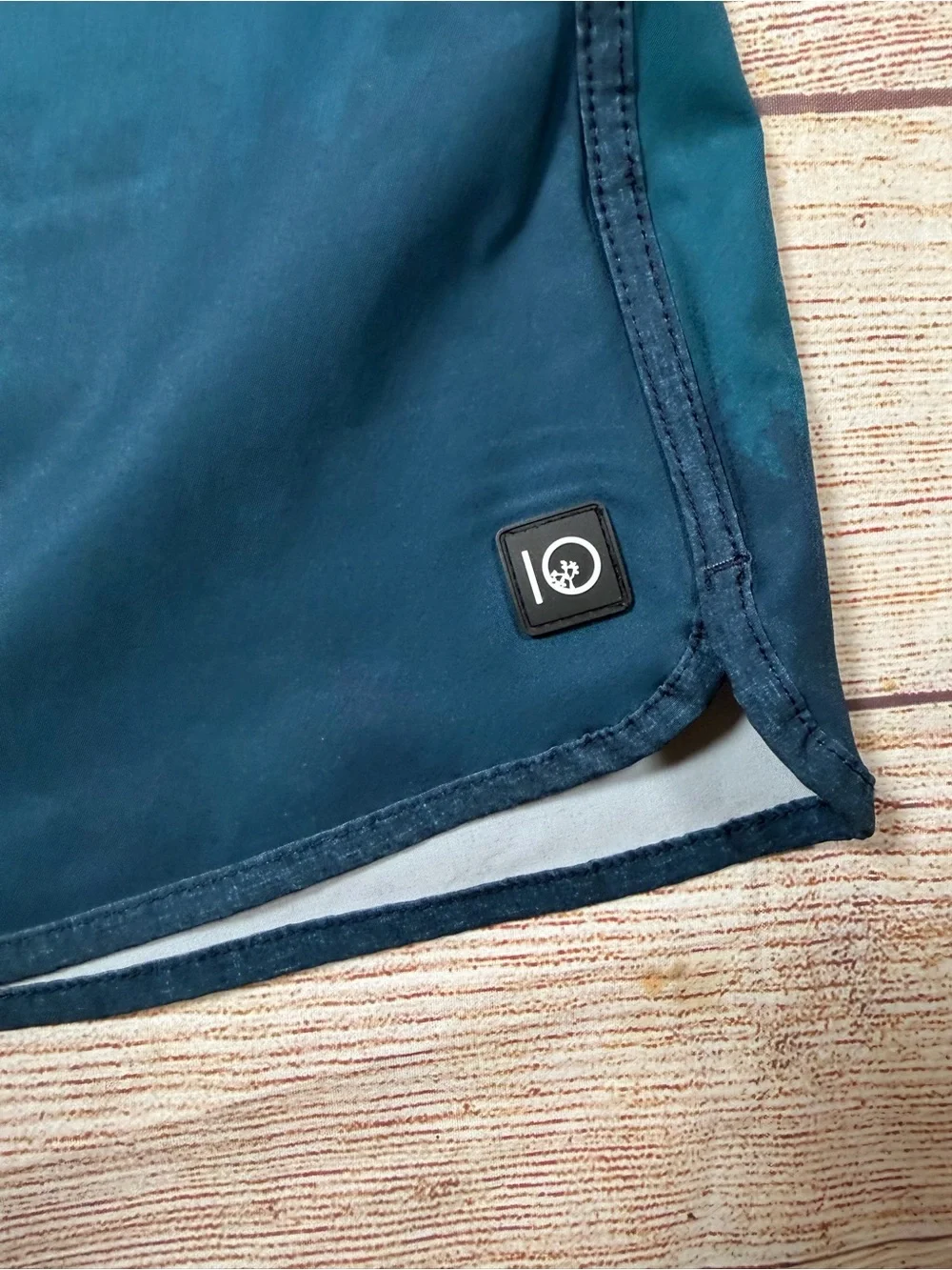 tentree Men's‎ Blue and Green Gradient Boardshorts